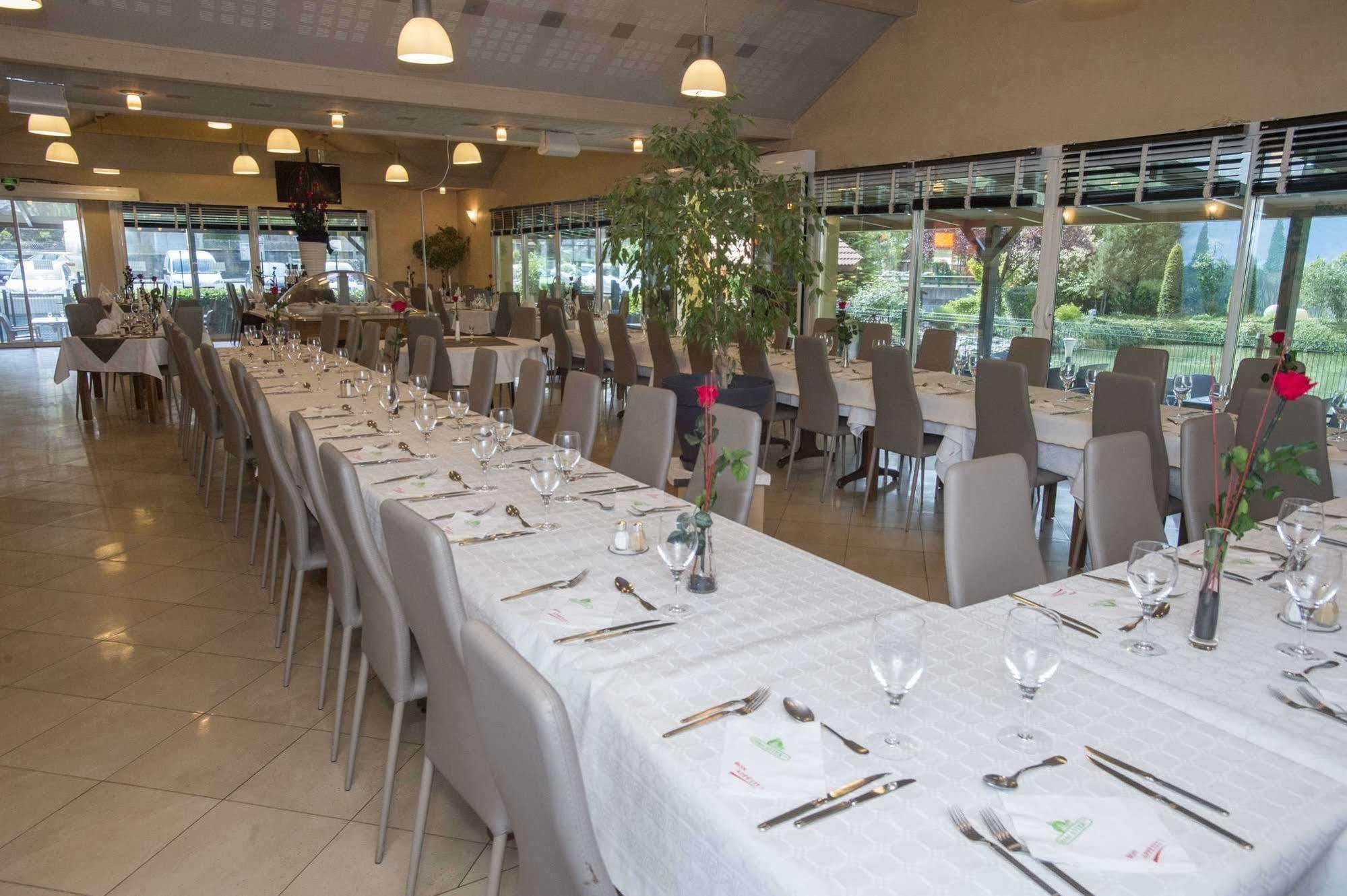Hotel Aster Restaurant Aux Arcades Брие Экстерьер фото